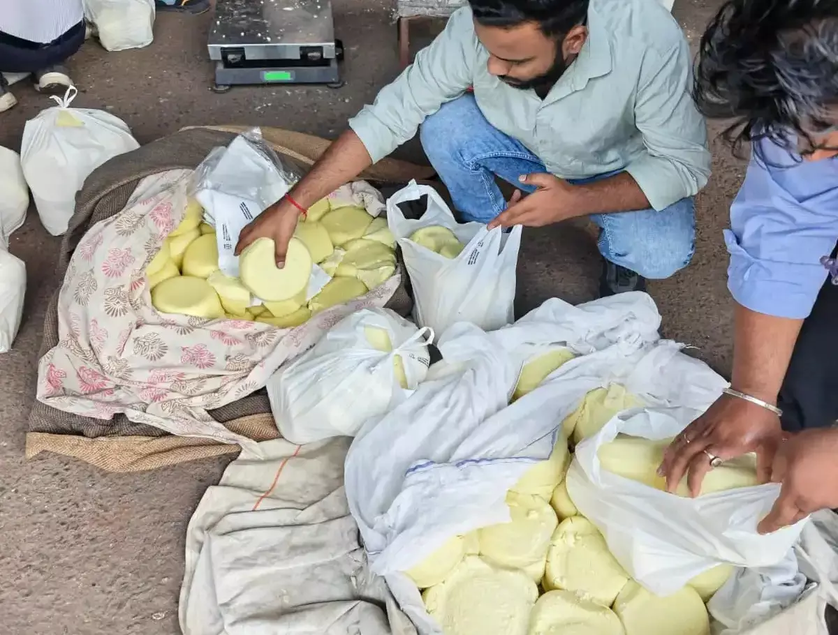 मिठाई की दुकानों पर खाद्य सुरक्षा विभाग का छापा, भारी मात्रा में सामग्री नष्ट मिठाई की दुकानों पर खाद्य सुरक्षा विभाग का छापा, भारी मात्रा में सामग्री नष्ट