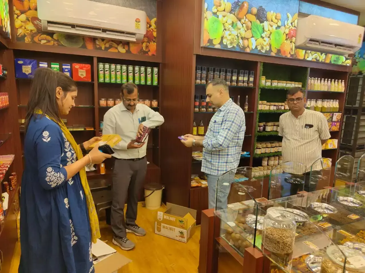 होममेड चॉकलेट पर कार्रवाई, बिना लेबल के 3,840 पीस सीज होममेड चॉकलेट पर कार्रवाई, बिना लेबल के 3,840 पीस सीज