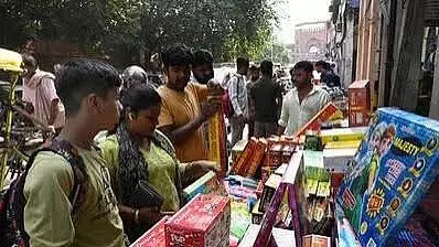 दिवाली पर पटाखा दुकानों के लिए सख्त नियम, एक मैदान में सिर्फ 50 लाइसेंस दिवाली पर पटाखा दुकानों के लिए सख्त नियम, एक मैदान में सिर्फ 50 लाइसेंस