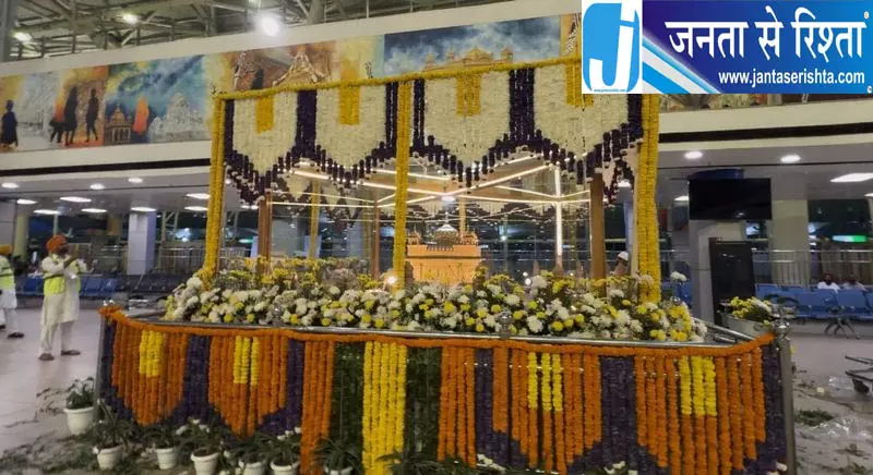 गुरु रामदास प्रकाश पर्व से पहले फूलों और रोशनी से सजा अमृतसर अंतरराष्ट्रीय हवाई अड्डा गुरु रामदास प्रकाश पर्व से पहले फूलों और रोशनी से सजा अमृतसर अंतरराष्ट्रीय हवाई अड्डा