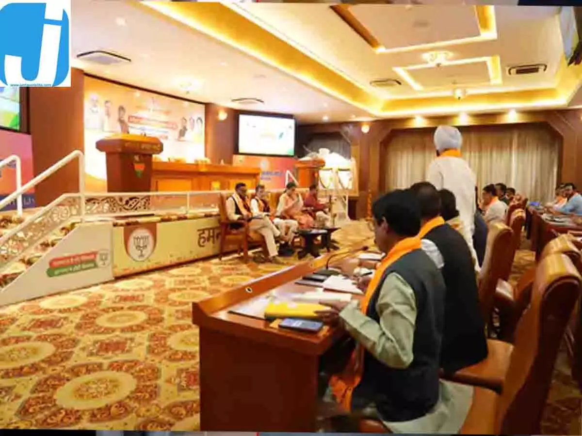 स्मृति ईरानी की मंत्रियों के साथ अहम बैठक, शिकायतों के बाद भाजपा संगठन में हलचल स्मृति ईरानी की मंत्रियों के साथ अहम बैठक, शिकायतों के बाद भाजपा संगठन में हलचल