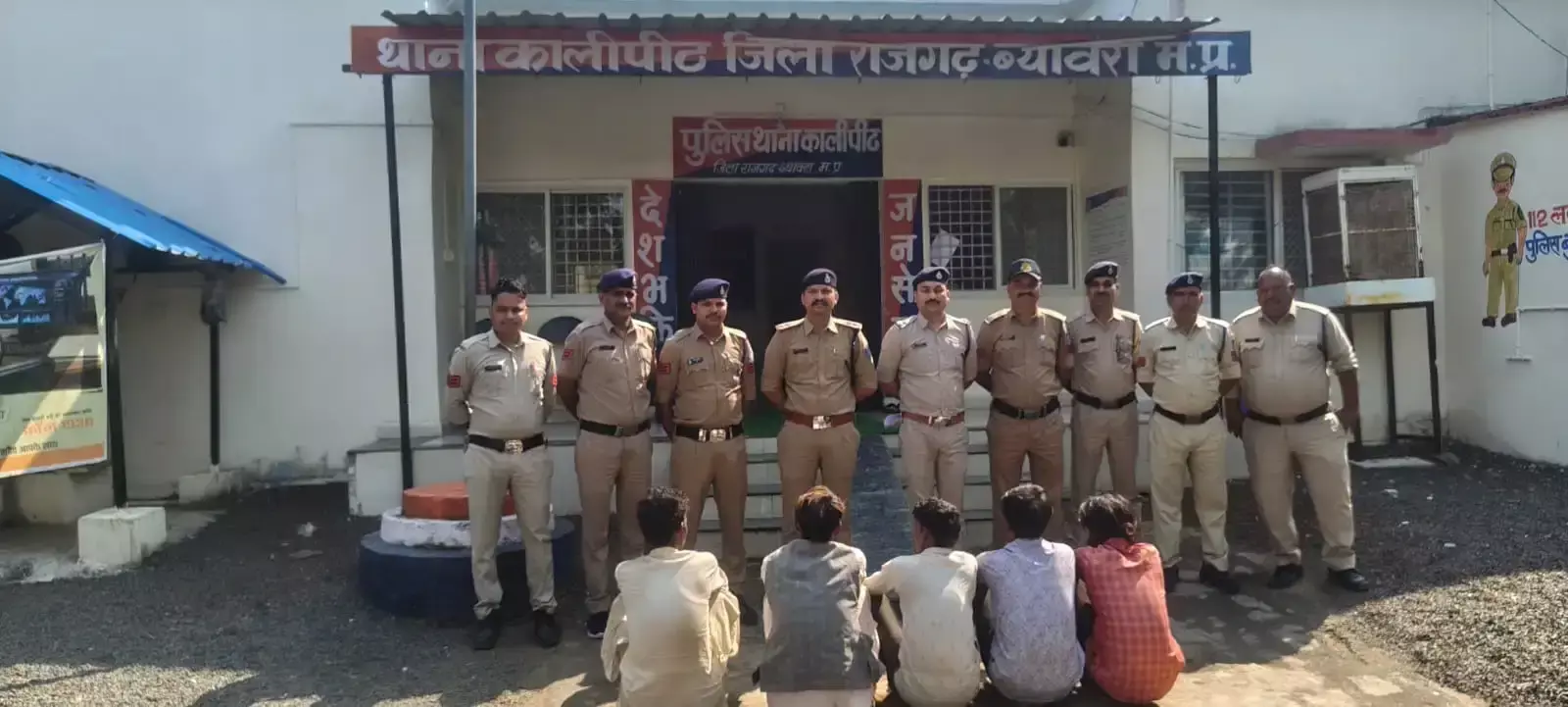 घर में घुसकर हमला और डकैती करने के आरोप में पांच लोग गिरफ्तार घर में घुसकर हमला और डकैती करने के आरोप में पांच लोग गिरफ्तार