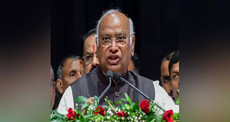 खड़गे के खिलाफ दिल्ली पुलिस में शिकायत, हिंदू सेना ने कहा- पीएम मोदी पर अपमानजनक टिप्पणी अस्वीकार्य खड़गे के खिलाफ दिल्ली पुलिस में शिकायत, हिंदू सेना ने कहा- पीएम मोदी पर अपमानजनक टिप्पणी अस्वीकार्य