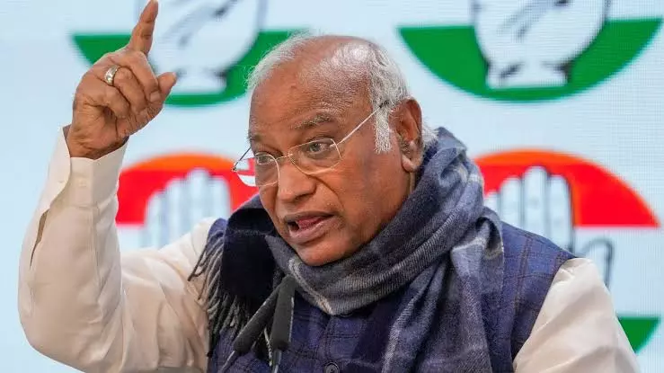 मुख्य चुनाव आयुक्त को लेकर खरगे का सरकार पर तीखा हमला मुख्य चुनाव आयुक्त को लेकर खरगे का सरकार पर तीखा हमला