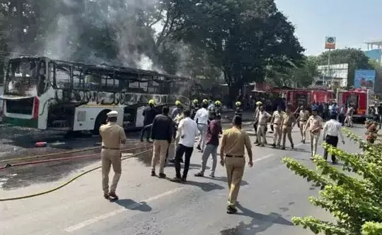 पुणे में इलेक्ट्रिक बस में लगी भीषण आग, सभी 17 यात्री सुरक्षित पुणे में इलेक्ट्रिक बस में लगी भीषण आग, सभी 17 यात्री सुरक्षित