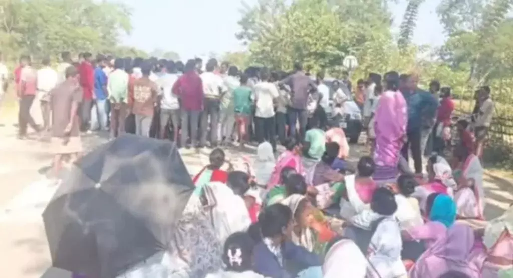 असम: दर्दनाक सड़क हादसा, 4 की मौत के बाद हाईवे जाम असम: दर्दनाक सड़क हादसा, 4 की मौत के बाद हाईवे जाम