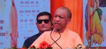 बड़े मियां और छोटे मियां को घुसपैठियों से प्यार, गरीबों के हक पर डाल रहे डाका: सीएम योगी बड़े मियां और छोटे मियां को घुसपैठियों से प्यार, गरीबों के हक पर डाल रहे डाका: सीएम योगी