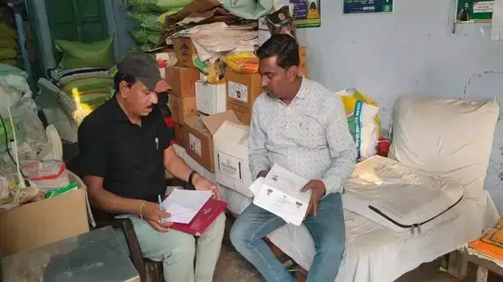 कृषि विभाग के दलों ने 10 खाद दुकानों का लिया जायजा कृषि विभाग के दलों ने 10 खाद दुकानों का लिया जायजा