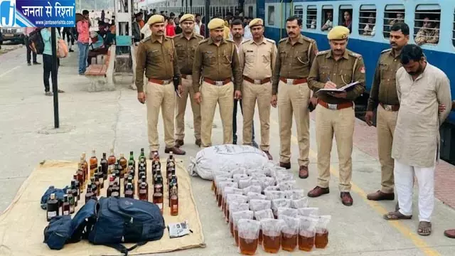 मौर्य एक्सप्रेस में मिला शराब से भरा बैग, 48 पीस बरामद मौर्य एक्सप्रेस में मिला शराब से भरा बैग, 48 पीस बरामद