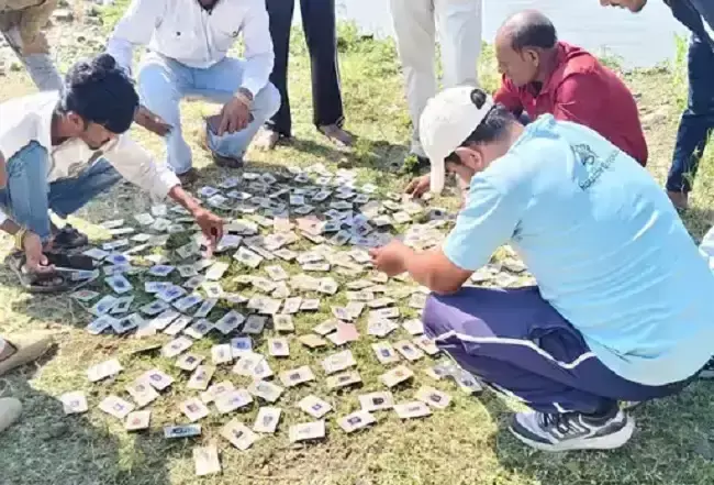 इंदौर के 343 वोटर कार्ड महेश्वर घाट पर मिले, कांग्रेस ने जताया विरोध इंदौर के 343 वोटर कार्ड महेश्वर घाट पर मिले, कांग्रेस ने जताया विरोध
