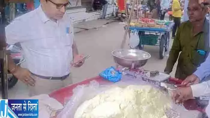 त्योहारों से पहले मिठाई दुकानों पर छापेमारी, मावा-पनीर के सैंपल जब्त त्योहारों से पहले मिठाई दुकानों पर छापेमारी, मावा-पनीर के सैंपल जब्त