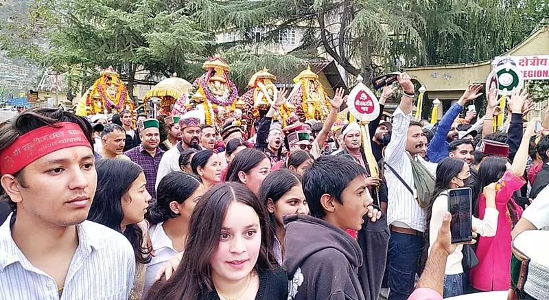 पांचवें दिन भगवान नरसिंह की जलेब यात्रा में शामिल हुए आनी के देवी-देवता पांचवें दिन भगवान नरसिंह की जलेब यात्रा में शामिल हुए आनी के देवी-देवता