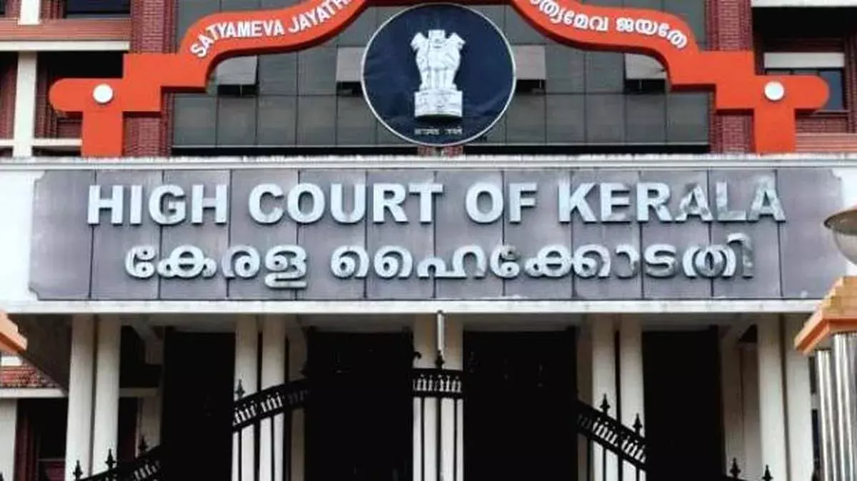 केरल हाईकोर्ट का बड़ा बयान: वरिष्ठ नहीं, बड़ी बेंच शब्द सही केरल हाईकोर्ट का बड़ा बयान: वरिष्ठ नहीं, बड़ी बेंच शब्द सही