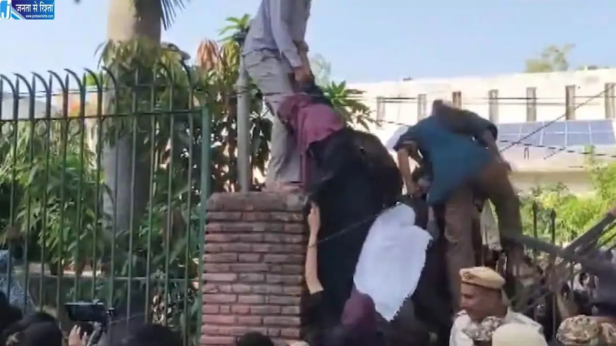 जामिया में छात्र संघ चुनाव को लेकर फिर बवाल, छात्रों और अर्धसैनिक बलों में झड़प जामिया में छात्र संघ चुनाव को लेकर फिर बवाल, छात्रों और अर्धसैनिक बलों में झड़प