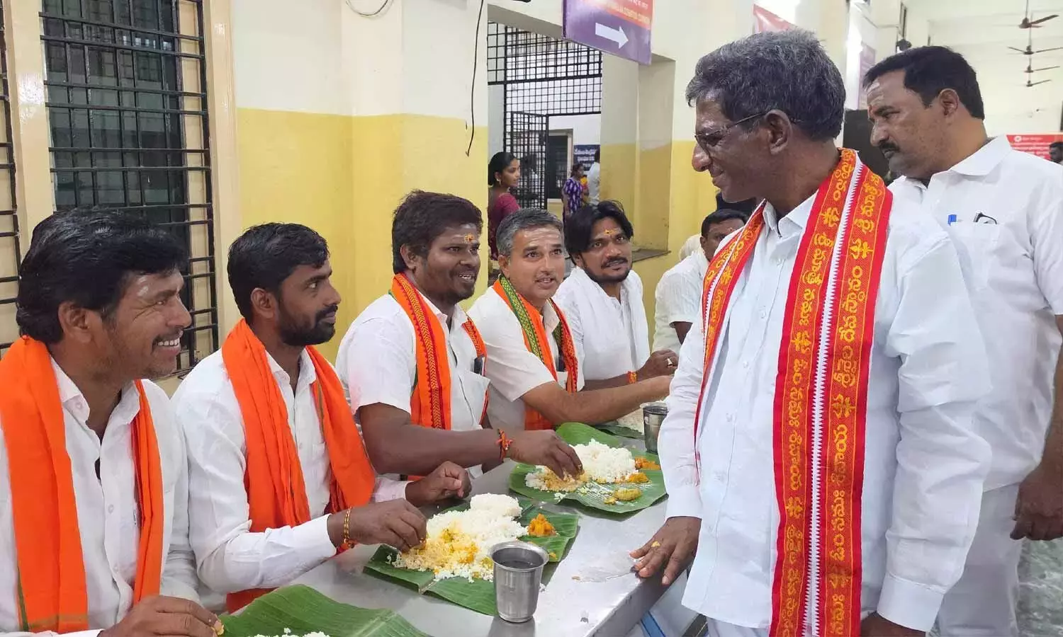 Andhra: मंदिर के अध्यक्ष ने श्रीशैलम के भक्तों के लिए सुविधाएं बढ़ाने का आह्वान किया Andhra: मंदिर के अध्यक्ष ने श्रीशैलम के भक्तों के लिए सुविधाएं बढ़ाने का आह्वान किया