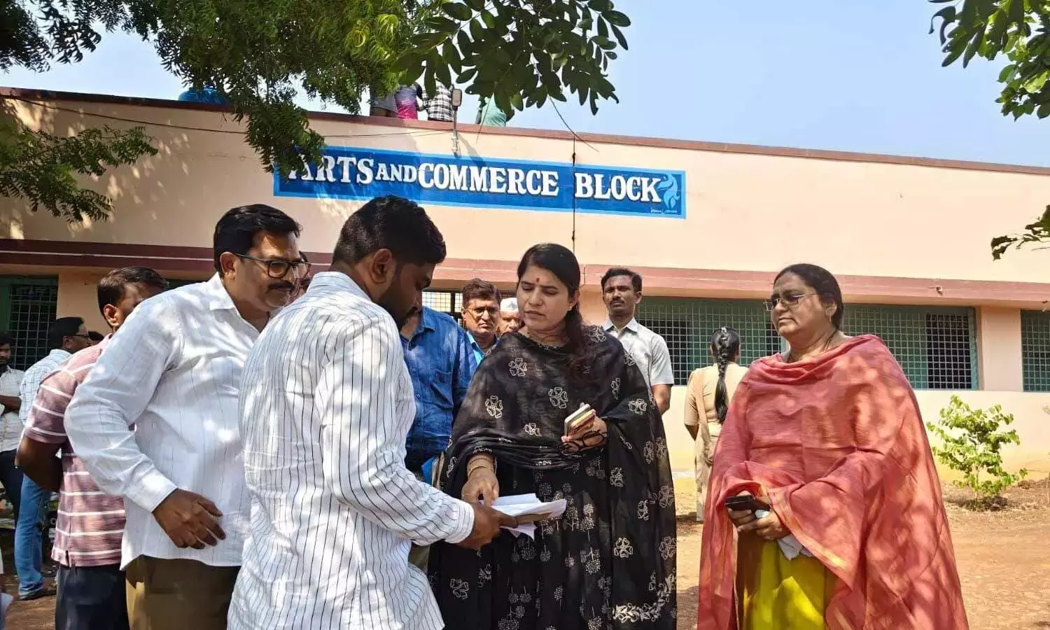 Andhra: कलेक्टर ने छह स्थानीय निकायों में चुनाव तैयारियों की समीक्षा की Andhra: कलेक्टर ने छह स्थानीय निकायों में चुनाव तैयारियों की समीक्षा की