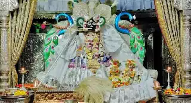 साल में सिर्फ एक बार बंशी बजाते हैं बिहारी जी, दर्शन के लिए उमड़े भक्त साल में सिर्फ एक बार बंशी बजाते हैं बिहारी जी, दर्शन के लिए उमड़े भक्त