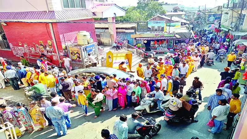 चिंतपूर्णी में उमड़ा जनसैलाब, 20 हजार से अधिक भक्तों ने टेका माथा चिंतपूर्णी में उमड़ा जनसैलाब, 20 हजार से अधिक भक्तों ने टेका माथा