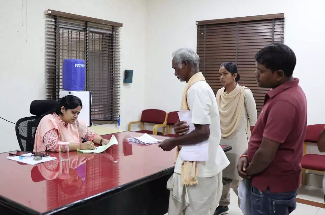 जनदर्शन में अपर कलेक्टर ने सुनीं आमजनों की समस्याएं जनदर्शन में अपर कलेक्टर ने सुनीं आमजनों की समस्याएं