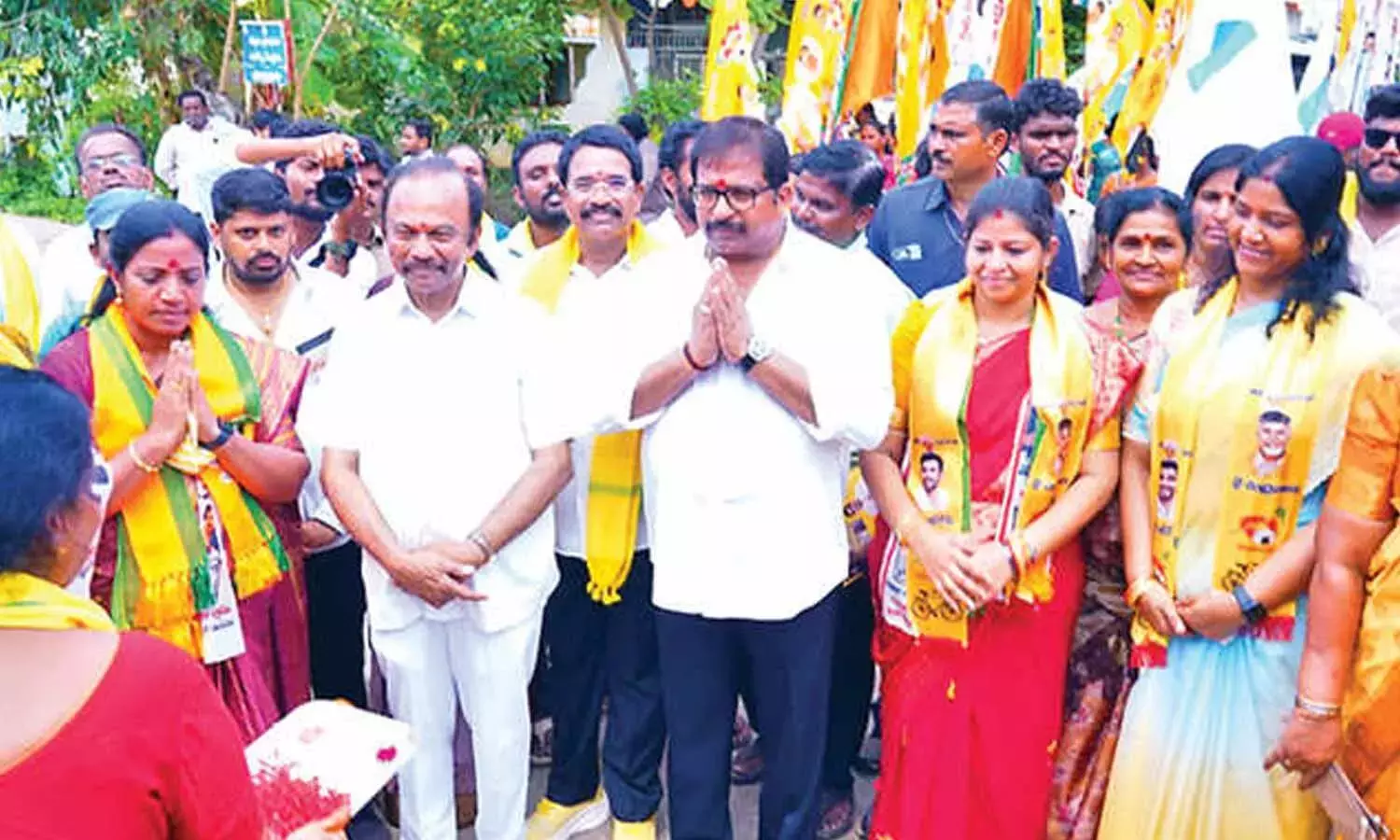 Andhra: विधायक ने गठबंधन के उम्मीदवार के लिए प्रचार किया Andhra: विधायक ने गठबंधन के उम्मीदवार के लिए प्रचार किया