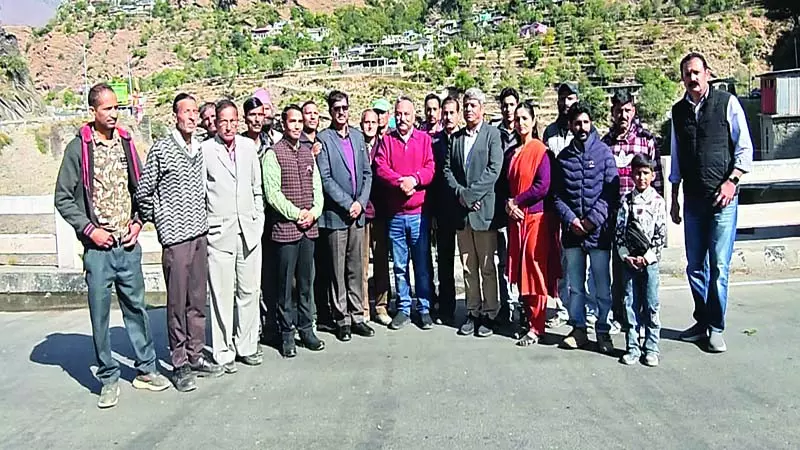 लेच स्कूल में शिक्षक नहीं, छत भी जर्जर लेच स्कूल में शिक्षक नहीं, छत भी जर्जर