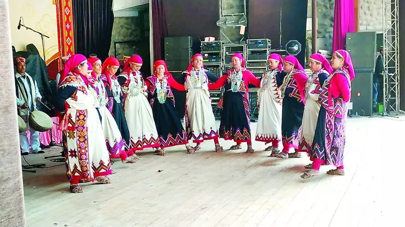 पुरानी पूलें पहन महिलाओं ने डाली नाटी पुरानी पूलें पहन महिलाओं ने डाली नाटी