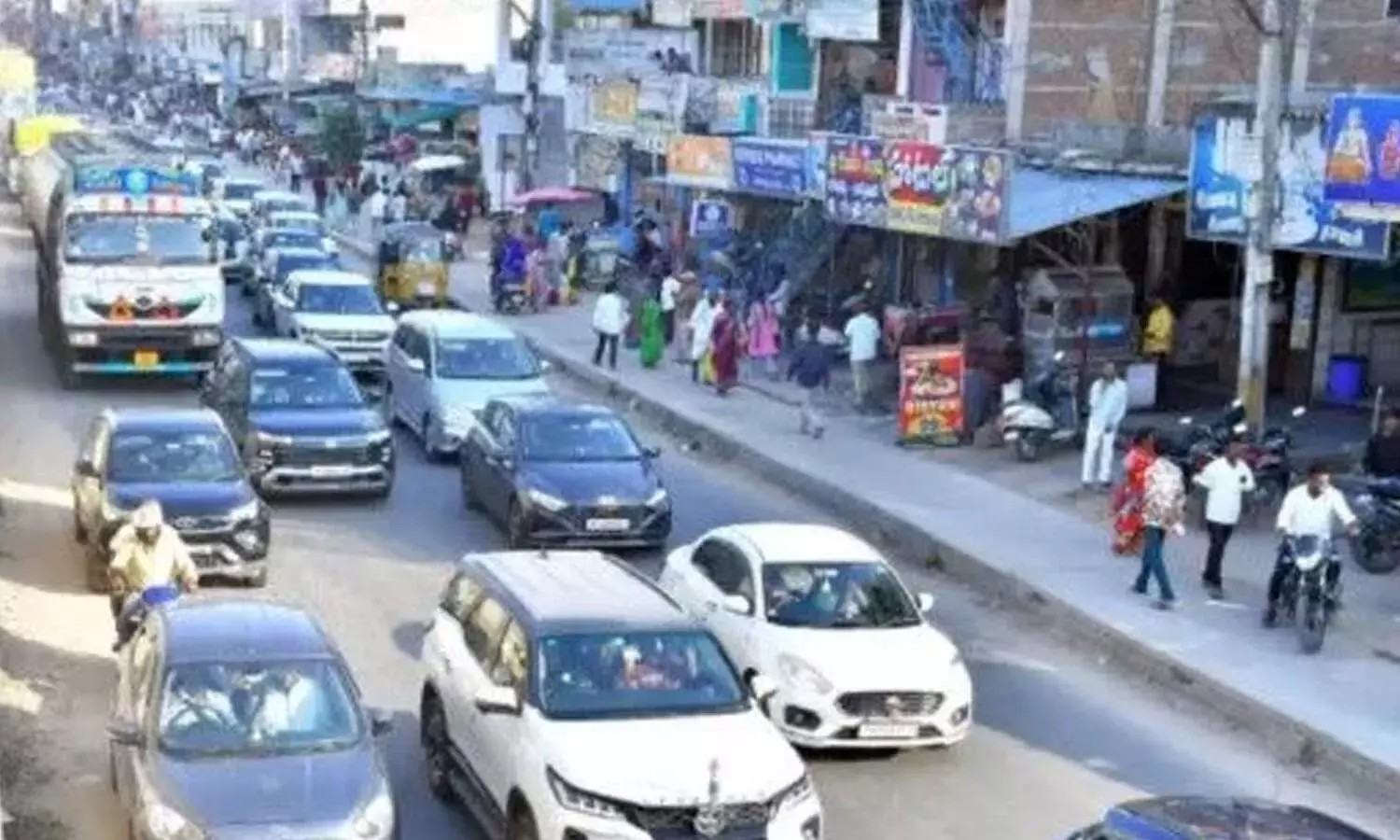 Telangana: दशहरा वापसी की भीड़ के कारण चौटुप्पल में यातायात जाम हो गया Telangana: दशहरा वापसी की भीड़ के कारण चौटुप्पल में यातायात जाम हो गया