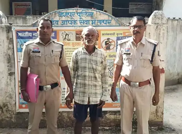 फूफा ने भतीजे पर कुल्हाड़ी से किया हमला, मौके पर मौत, आरोपी गिरफ्तार फूफा ने भतीजे पर कुल्हाड़ी से किया हमला, मौके पर मौत, आरोपी गिरफ्तार