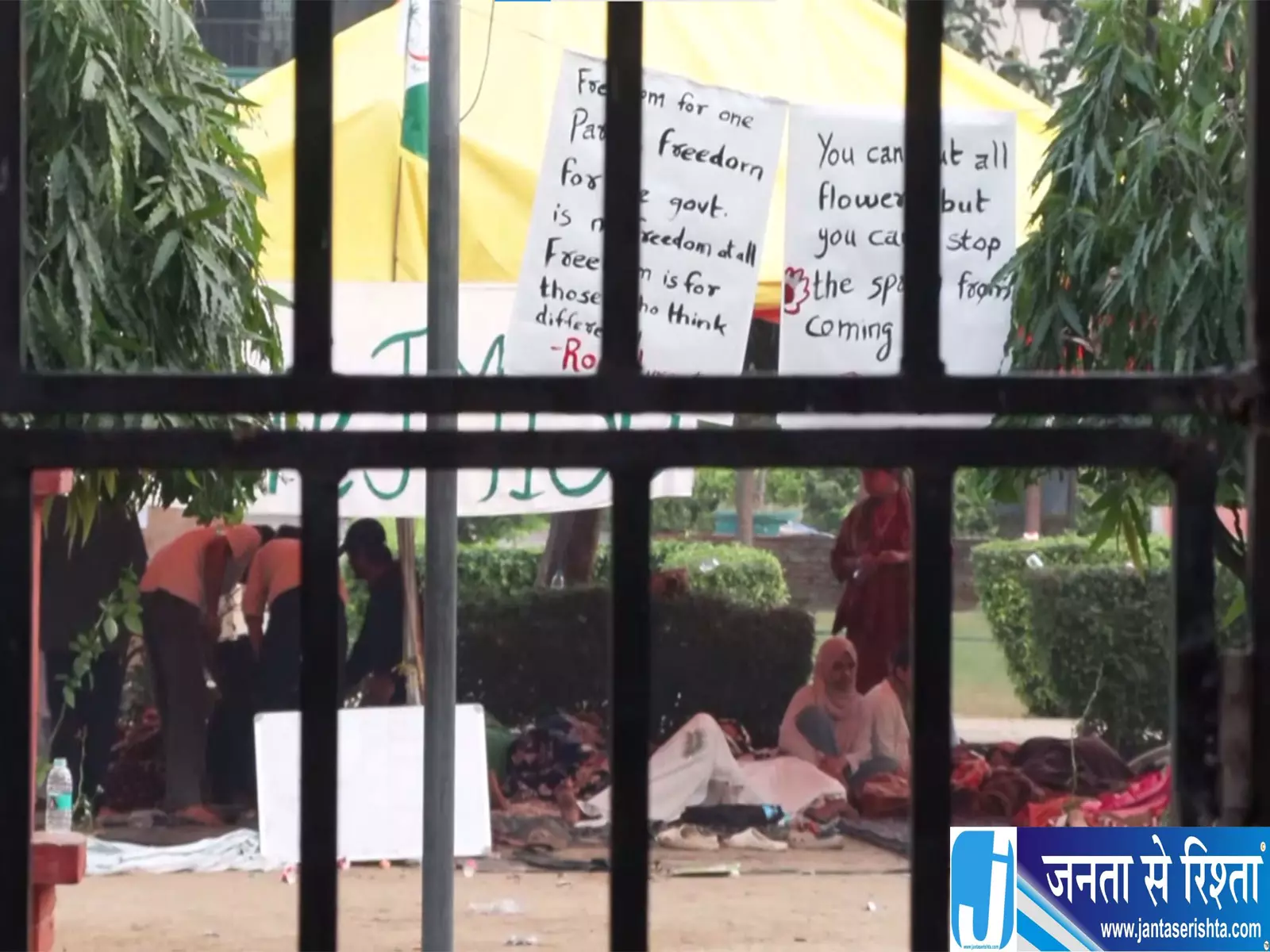जामिया विश्वविद्यालय में बढ़ा तनाव, प्रदर्शनकारी छात्रों को अंतिम चेतावनी जामिया विश्वविद्यालय में बढ़ा तनाव, प्रदर्शनकारी छात्रों को अंतिम चेतावनी