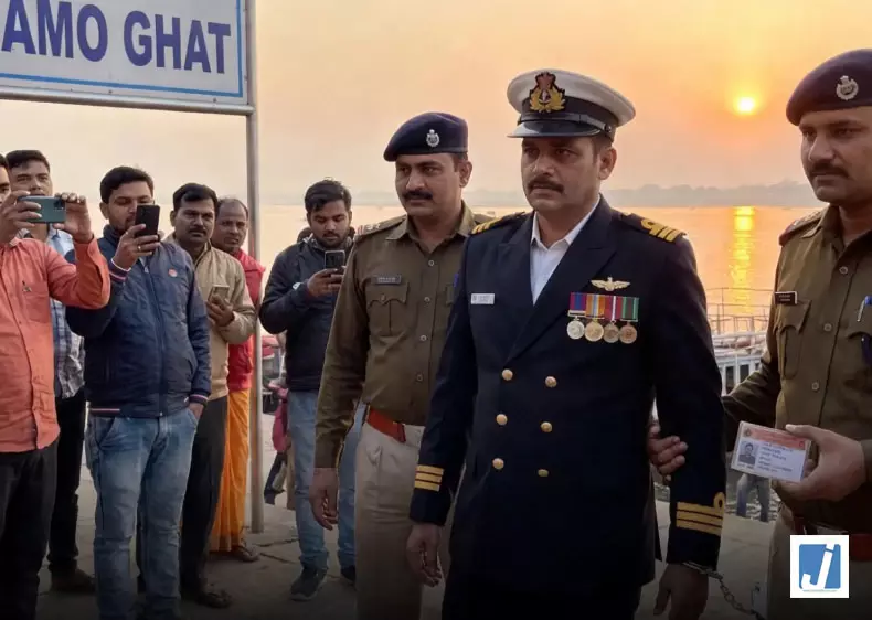 वाराणसी एयर शो में बड़ी सुरक्षा चूक! सेना का फर्जी कैप्टन बनकर प्रतिबंधित हेलीपैड में घुसा युवक वाराणसी एयर शो में बड़ी सुरक्षा चूक! सेना का फर्जी कैप्टन बनकर प्रतिबंधित हेलीपैड में घुसा युवक