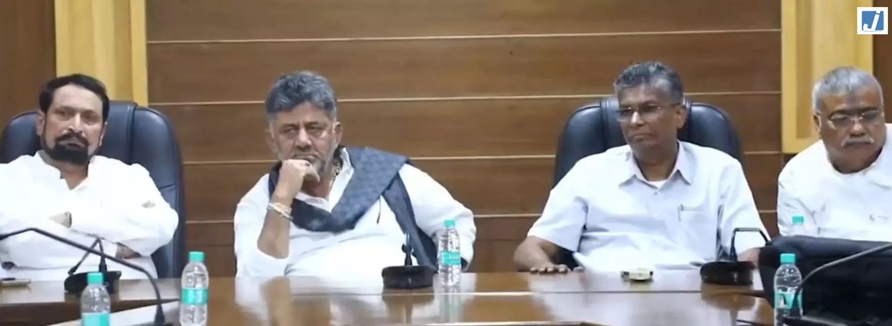 गन्ना किसानों की समस्याओं पर बढ़ा दबाव! बेलगावी में डीके शिवकुमार की बड़ी बैठक गन्ना किसानों की समस्याओं पर बढ़ा दबाव! बेलगावी में डीके शिवकुमार की बड़ी बैठक