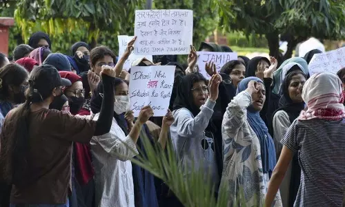 जामिया में छात्रों का प्रदर्शन जारी, पूर्व छात्रों का मिला समर्थन