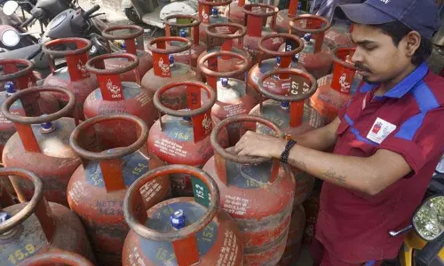 गैस सिलेंडर सप्लाई पर संकट के आसार, LPG वितरकों ने दी चेतावनी गैस सिलेंडर सप्लाई पर संकट के आसार, LPG वितरकों ने दी चेतावनी