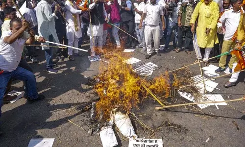 खड़गे के आवास के पास BJP का प्रदर्शन, माफी की मांग