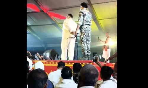 मंच पर जवान को धक्का देते दिखे MP पप्पू यादव, VIDEO देखकर पूर्व DGP का चढ़ा पारा मंच पर जवान को धक्का देते दिखे MP पप्पू यादव, VIDEO देखकर पूर्व DGP का चढ़ा पारा