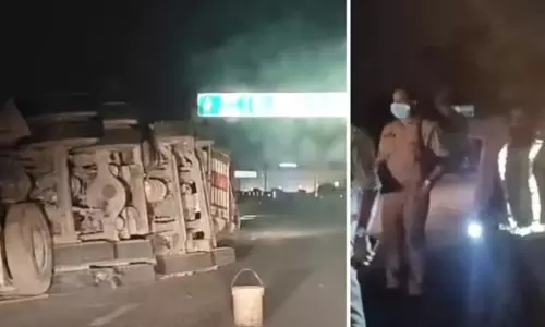 लखनऊ में केमिकल से भरा टैंकर पलटा, जहरीली धुंध से मचा हड़कंप लखनऊ में केमिकल से भरा टैंकर पलटा, जहरीली धुंध से मचा हड़कंप