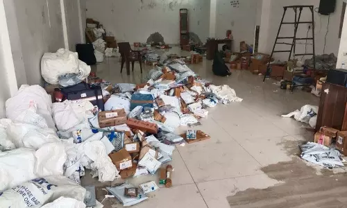 4.5 करोड़ की गोदाम डकैती में फ्लिपकार्ट के 3 कर्मचारी गिरफ्तार 4.5 करोड़ की गोदाम डकैती में फ्लिपकार्ट के 3 कर्मचारी गिरफ्तार