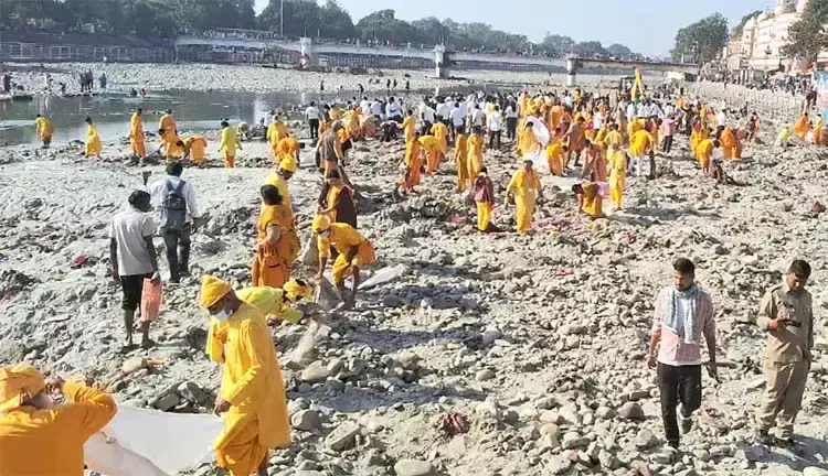 शांतिकुंज के 200 से अधिक स्वयंसेवकों ने गंगा स्वच्छता का दिया संदेश शांतिकुंज के 200 से अधिक स्वयंसेवकों ने गंगा स्वच्छता का दिया संदेश