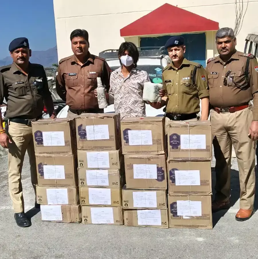 हरिद्वार के युवक को शराब और बीयर के साथ पुलिस ने पकड़ा हरिद्वार के युवक को शराब और बीयर के साथ पुलिस ने पकड़ा