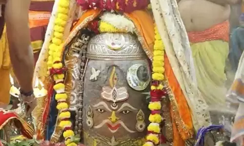 त्रिपुंड और पुष्पमाला धारण कर बाबा महाकाल का भव्य शृंगार, भस्म आरती में बड़ी संख्या में शामिल हुए श्रद्धालु त्रिपुंड और पुष्पमाला धारण कर बाबा महाकाल का भव्य शृंगार, भस्म आरती में बड़ी संख्या में शामिल हुए श्रद्धालु