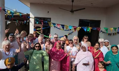 अटारी में फुलकारी कार्यशाला, विदेशी मेहमानों ने देखी पंजाबी विरासत अटारी में फुलकारी कार्यशाला, विदेशी मेहमानों ने देखी पंजाबी विरासत