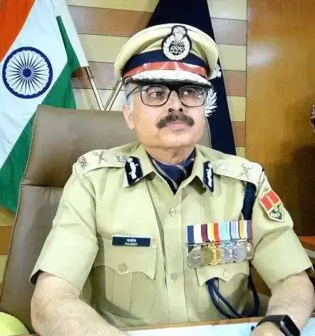 डीजीपी ने पुलिसकर्मियों की पीठ थपथपाई, उत्कृष्ट कार्यों को सराहा