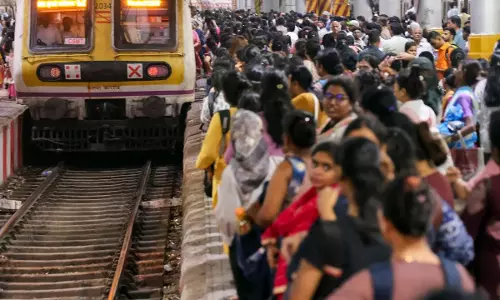 मुंबई की लाइफलाइन पर बड़ा संकट, 80 लोकल रद्द होने से मचा हाहाकार