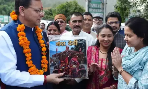 गैरसैंण जाते समय मुख्यमंत्री का कई स्थानों पर स्वागत गैरसैंण जाते समय मुख्यमंत्री का कई स्थानों पर स्वागत