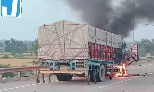 रायपुर-बिलासपुर हाईवे पर आग का गोला बना चलता ट्रक! कूदकर चालक-परिचालक ने बचाई जान
