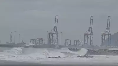 भीषण चक्रवात अरनाब की दस्तक, आंध्र प्रदेश में असर शुरू भीषण चक्रवात अरनाब की दस्तक, आंध्र प्रदेश में असर शुरू