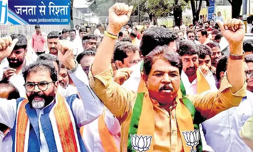 खड़गे के बयान पर कर्नाटक में सियासी बवाल, PM मोदी के पिता पर टिप्पणी से भड़की भाजपा खड़गे के बयान पर कर्नाटक में सियासी बवाल, PM मोदी के पिता पर टिप्पणी से भड़की भाजपा