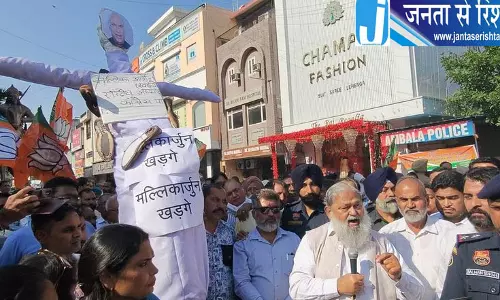 अंबाला में खड़गे के खिलाफ बीजेपी का प्रदर्शन, कांग्रेस अध्यक्ष के बयान पर जताया विरोध अंबाला में खड़गे के खिलाफ बीजेपी का प्रदर्शन, कांग्रेस अध्यक्ष के बयान पर जताया विरोध