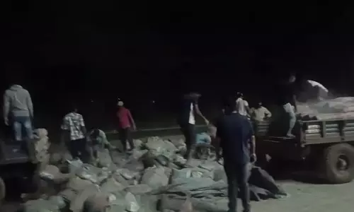 टायर फटते ही पलटा सीमेंट से लदा ट्रक, घायल ड्राइवर को छोड़ बोरे लूटने की मची होड़ टायर फटते ही पलटा सीमेंट से लदा ट्रक, घायल ड्राइवर को छोड़ बोरे लूटने की मची होड़