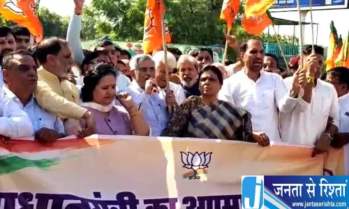 रोहतक में बीजेपी का प्रदर्शन, खड़गे के बाप वाले बयान पर जताया विरोध रोहतक में बीजेपी का प्रदर्शन, खड़गे के बाप वाले बयान पर जताया विरोध